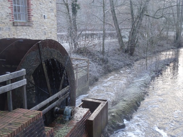 watermolen met aangevroren ijspegels water